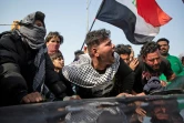 Des Irakiens en colère participent le 22 janvier 2020 aux funérailles d'une militante antipouvoir, Janat Madhi, tuée par des tirs d'inconnus à Bassora (sud de l'Irak)