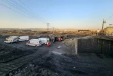 Photo fournie par le Croissant Rouge Iranien (RCS) montrant des ambulances sur les lieux d'une explosion dans une mine de charbon à Tabas, dans la province de Khorasan, le 22 septembre 2024 en Iran