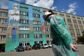 Fresque sur la façade de l'hôpital de Lviv pour remercier le personnel soignant, le 1er juillet 2020