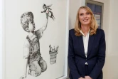 Paula Head, directrice générale de l'hôpital de Southampton, devant l'oeuvre "Game Changer" de l'artiste Banksy, le 7 mai 2020 à Southampton