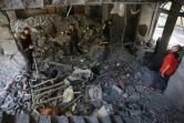 Des Palestiniens inspectent les dégâts dans la maison de la famille Tabatibi après un bombardement israélien à Gaza le 12 avril 2024