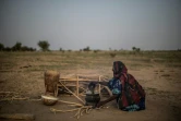 Une femme peule prépare un repas le matin dans un camp à Bermo, le 25 juin 2019 au Niger
