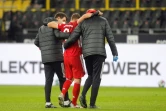 Le milieu de terrain allemand du Bayern Munich Joshua Kimmich (centre) sort du terrain après s'être blessé, à Dortmund le 7 novembre 2020