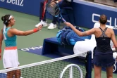 Caroline Garcia et Karolina Pliskova se saluent à l'issue du match remporté par la Française à l'US Open le 2 septembre 2020 à New York