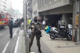 Un militaire belge se tient devant la station de métro Maalbeek à Bruxelles après une série d'explosions qui ont fait 32 morts et plus de 300 blessés le 22 mars 2016