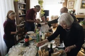 Lydie Imhoff (c) lors d'un déjeuner d'adieu avec des amis et des militants pour la fin de vie choisie, le 31 janvier 2024 à Longwy, dans le nord de la France 