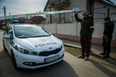Des policiers slovaques stationnent le 26.02.2018 devant le domicile du journaliste d'investigation Jan Kuciak, 27 ans, tué par balle ensemble avec sa compagne, Martina Kusnirova, à Velka Maca, à environ 65 km à l'est de Bratislava