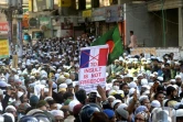 Des manifestants répondant à l'appel d'un parti islamiste défilent contre la France et le président Macron pour son soutien à la liberté de caricaturer, à Dacca le 30 octobre 2020