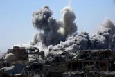De la fumée au-dessus de la ville de Raqa lors de combats entre les Forces démocratiques syriennes (FDS) et les jihadistes de l'EI, le 3 septembre 2017