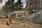 Des secouristes devant un hôpital touché par un bombardement dans un quartier du nord d'Alep, le 3 mai 2016