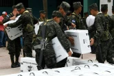 Des soldats honduriens transportent du matériel électoral pour la présidentielle, le 25 novembre 2017 à Tegucigalpa