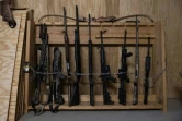 Des armes entreposées dans un poste de guet à Fortitude Ranch, le 13 mars 2020 à Mathias, en Virginie occidentale