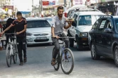 Livraison de cafés à vélo près du marché de Rafah, dans la bande de Gaza, le 13 juillet 2020