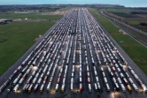 Vua érienne de camions stationnés sur le tarmac e l'aéroport de Manston (sud-est de l'Angleterre), après la fermeture de la frontière française, le 22 décembre 2020
