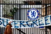 Une banderole dénonce la "super avidité" du projet de Superleague sur le portail du stade de Stamford Bridge à Londres le 20 avril 2021