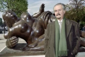 L'artiste colombien Fernando Botero devant l'une de ses oeuvres le 16 octobre 1992 sur les Champs Elysées à Paris