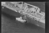 Une capture d'écran d'une vidéo diffusée par le commandement central américain (Centcom) le 14 juin 2019 montre selon le Centcom une vedette iranienne en mer d'Oman près d'un des deux navires attaqués dans le Golfe