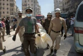 Des morts évacués des décombres après un bombardement le 23 avril 2016 à Alep en Syrie