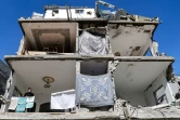 Des toiles destinées à protéger l'intimité des salles de bain pendent sur un immeuble dont la façade est tombée pendant un bombardement israélien, le 6 février 2024 à Rafah, dans la bande de Gaza