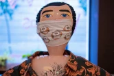 Une poupée gonflable arborant un masque de protection au bar du restaurant "La Pepita" à Barcelone le 21 août 2020