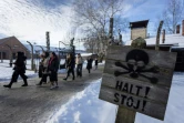 Des visiteurs du musée de l'ancien camp nazi d'Auschwitz-Birkenau, le 14 janvier 2025 dans la ville polonaise d'Oswiecim