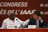 Lamine Diack et son successeur à la tête de la Fédération internationale d'athlétisme Sebastian Coe lors d'une conférence de presse à Pékin le 19 août 2015
