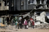 Des Palestiniens à Khan Younès, grande ville du sud de Gaza, après le retrait des troupes israéliennes, le 7 avril 2024  
