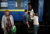 Des habitants ayant fui Marioupol, arrivent en train à Lviv, le 25 mars 2022 en Ukraine