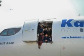 Des Afghans fuyant les talibans ont grimpé dans un avion à l'aéroport de Kaboul, le 16 aout 2021