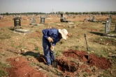 Un fossoyeur creuse une tombe au cimetière d'Avalon de Soweto, le 15 novembre 2018 à Johannesburg.
