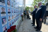 Le ministre ukrainien des Affaires étrangères Andriï Sybiga (d) et son homologue turc Hakan Fidan devant le mémorial pour les soldats tombés au front lors d'une cérémonie de dépôt de fleurs à Kiev, le 30 mai 2025