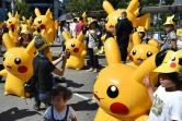 Des enfants posent au milieu d'un défilé de Pikachu à Yokohama au Japon le 7 août 2016.