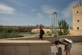 Une femme se refraîchit à une fontaine lors d'une vague de chaleur, le 27 avril 2023 à Cordoue, dans le sud de l'Espagne