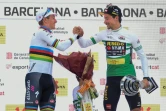 Primoz Roglic (droite), vainqueur du Tour de Catalogne devant le Belge Remco Evenepoel (gauche), dimanche à Barcelone le 26 mars 2023