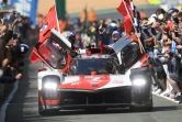 La Toyota N.7, pilotée par le Japonais Kamui Kobayashi, entouré de ses coéquipiers l'Argentin José Maria Lopez et le Britannique Mike Conway (d), après la victoire aux 24H du Mans, le 22 août 2021