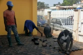 Des Camerounais pavent le sol avec des pavés fabriqués avec des déchets plastiques recyclés, le 1er février 2016 à Yaoundé 