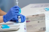 Une infirmière prépare une dose de vaccin AstraZeneca, le 17 février 2021 à Malmö, en Sède