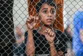 Un garçon palestinien attend derrière une clôture alors que les corps de Palestiniens tués dans les bombardements israéliens et des blessés arrivent au complexe médical Nasser à Khan Younès, dans le sud de la bande de Gaza, le 5 juillet 2024