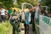 Un migrant est fouillé par un agent de la police aux frontières après avoir traversé le Mexique pour entrer aux Etats-Unis, le 25 août 2023 à Eagle Pass, au Texas