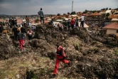 Un membre de la Croix-Rouge sur le site de l'effondrement d'une décharge à Kampala, en Ouganda, le 10 août 2024