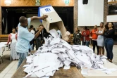 Ouverture des urnes dans un bureau de vote de Durban (est) après les élections législatives en Afrique du Sud le 8 mai 2019