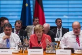 La chancelière allemande Angela Merkel (c), lors d'une réunion spéciale du gouvernement allemand sur la crise des réfugiés, le 24 septembre 2015 à Berlin