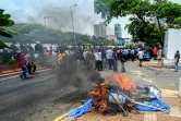 Pro et anti Rajapaksa s'affrontent devant la résidence du Premier ministre, à Colombo le 9 mai 2022