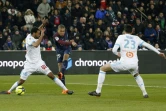 Le défenseur portugais de Marseille, Rolando (g), tacle l'attaquant du PSG, Mbappé, lors d'un match de L1 au Parc des Princes, le 25 février 2018 