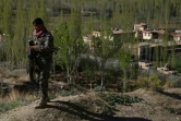 Un membre des forces de sécurité afghanes près du lieu d'une attaque des Talibans contre un site gouvernemental, dans la province de Ghazni. Le 12 avril 2018.