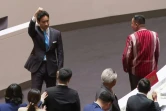 Image tirée d'une vidéo de l'AFPTV de Pita Limjaroenrat (g), leader de Move Forward et candidat au poste de Premier ministre, quittant le Parlement après la suspension de son mandat de député, le 19 juillet 2023 à Bangkok, en Thaïlande