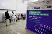 Des personnes attendent au Stade de France pour se faire vacciner contre le Covid-19, le 6 avril 2021 à Saint-Denis, près de Paris
