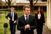 Emmanuel Macron, accompagné du ministre de l'Intérieur Gérald Darmanin (à gauche) et de la ministre de la Citoyenneté Marlène Schiappa (à droite) lors de la visite d'un camp de réfugués ukrainiens à La Pommeraye (Maine-et-Loire) le 15 mars 2022