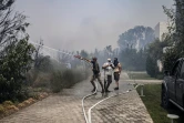 Des résidents luttent contre le feu à Kiotari et Gennadi, sur l'île grecque de Rhodes, le 24 juillet 2023