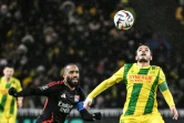 L'attaquant de l'OL Alexandre Lacazette (gauche) au duel avec le milieu nantais Pedro Chirivella, lors de la 19e journée de L1, le 26 janvier 2025 à Nantes 